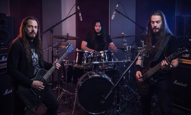 Melodic deathmetalband uit Zwolle met drummer en gitaristen in een opnamezaal